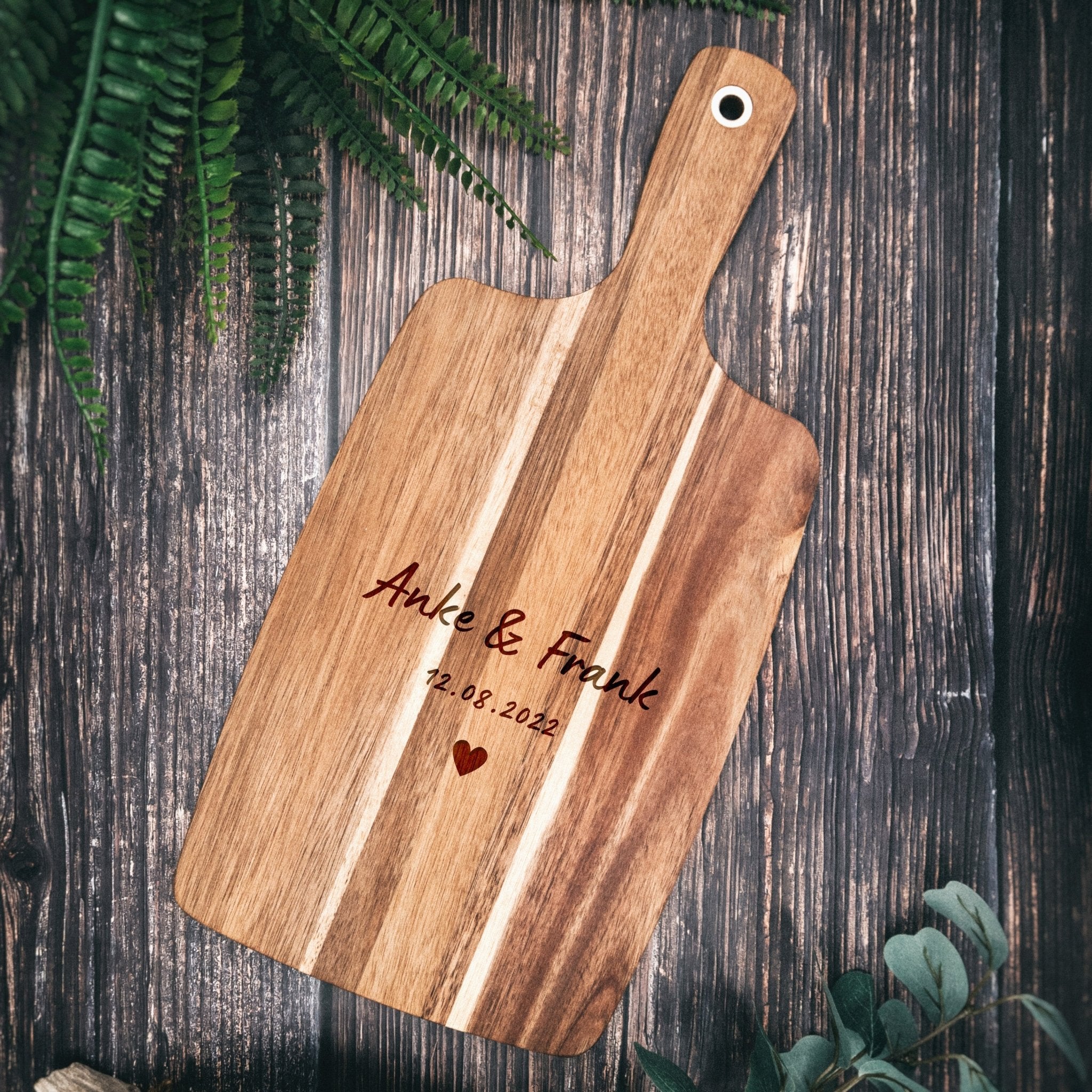 Akazienbrett mit Griff - Namen und Datum - Abenteuernah
