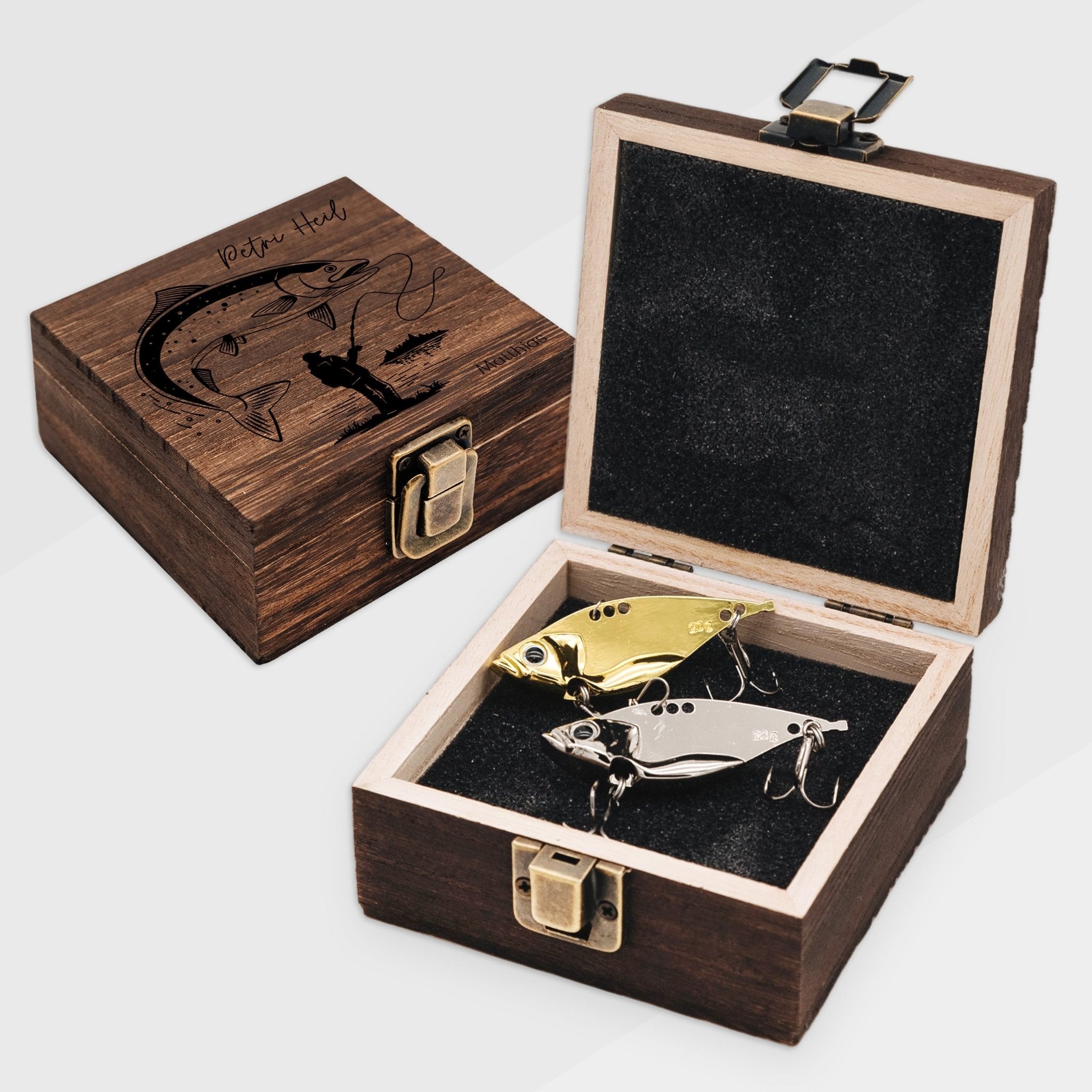 Angelbox mit Haken - Angler mit Fisch - Abenteuernah