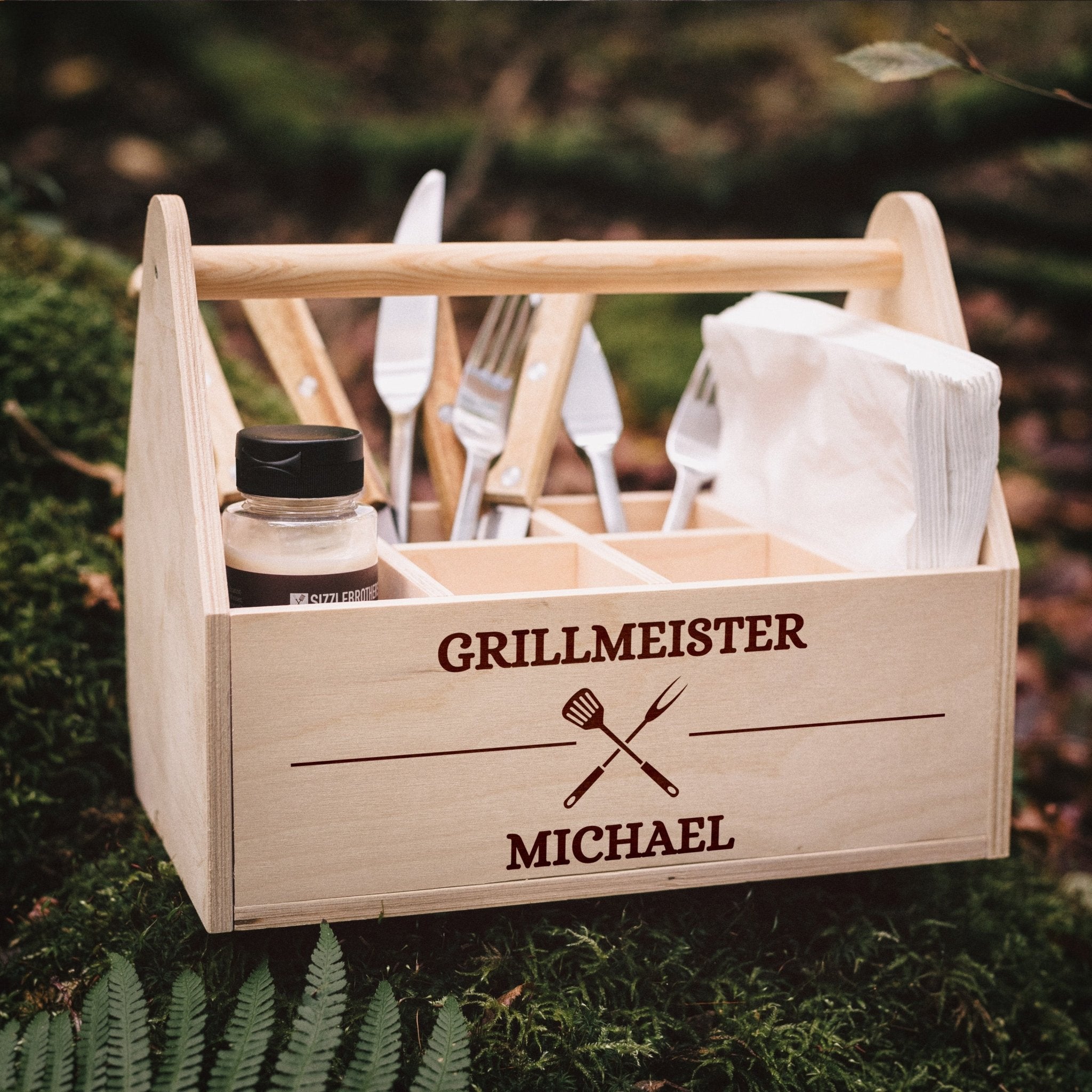 Grill - Caddy aus Holz - Grillmeister Wunschname Grillbesteck - Abenteuernah