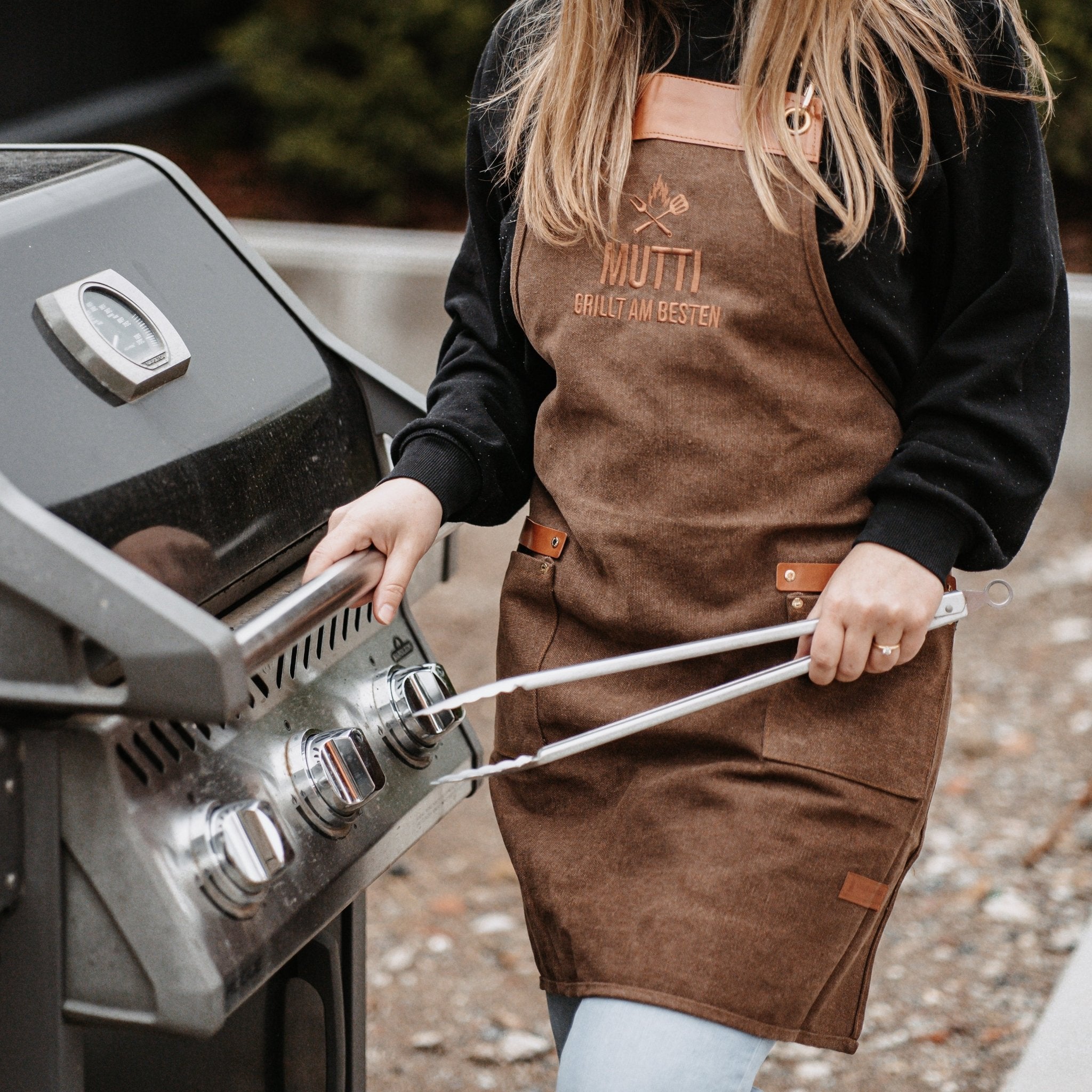 Grillschürze mit Stick - Grillt am Besten - Abenteuernah