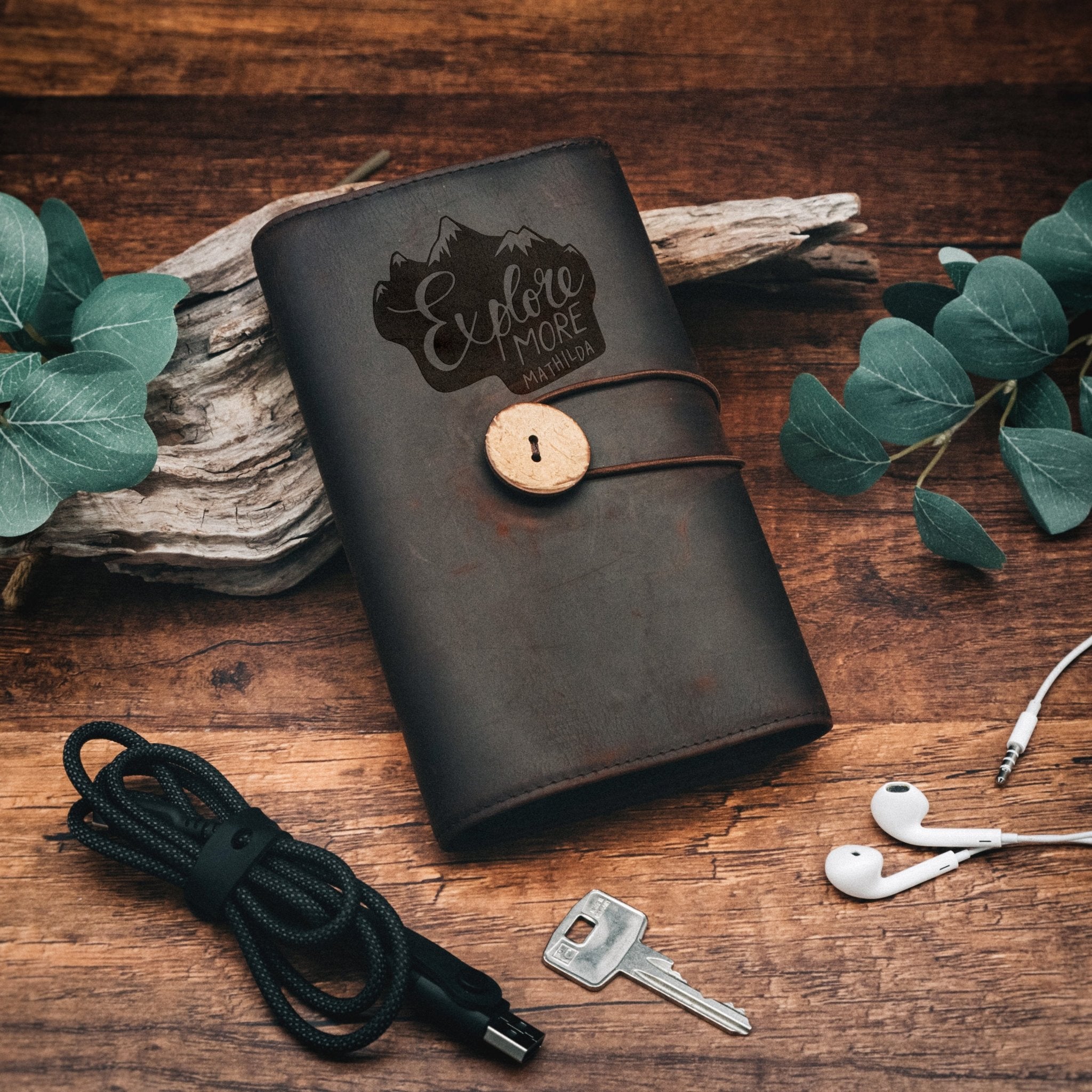 Kabelorganizer aus echtem Leder - Reisemotiv + Wunschname - Abenteuernah