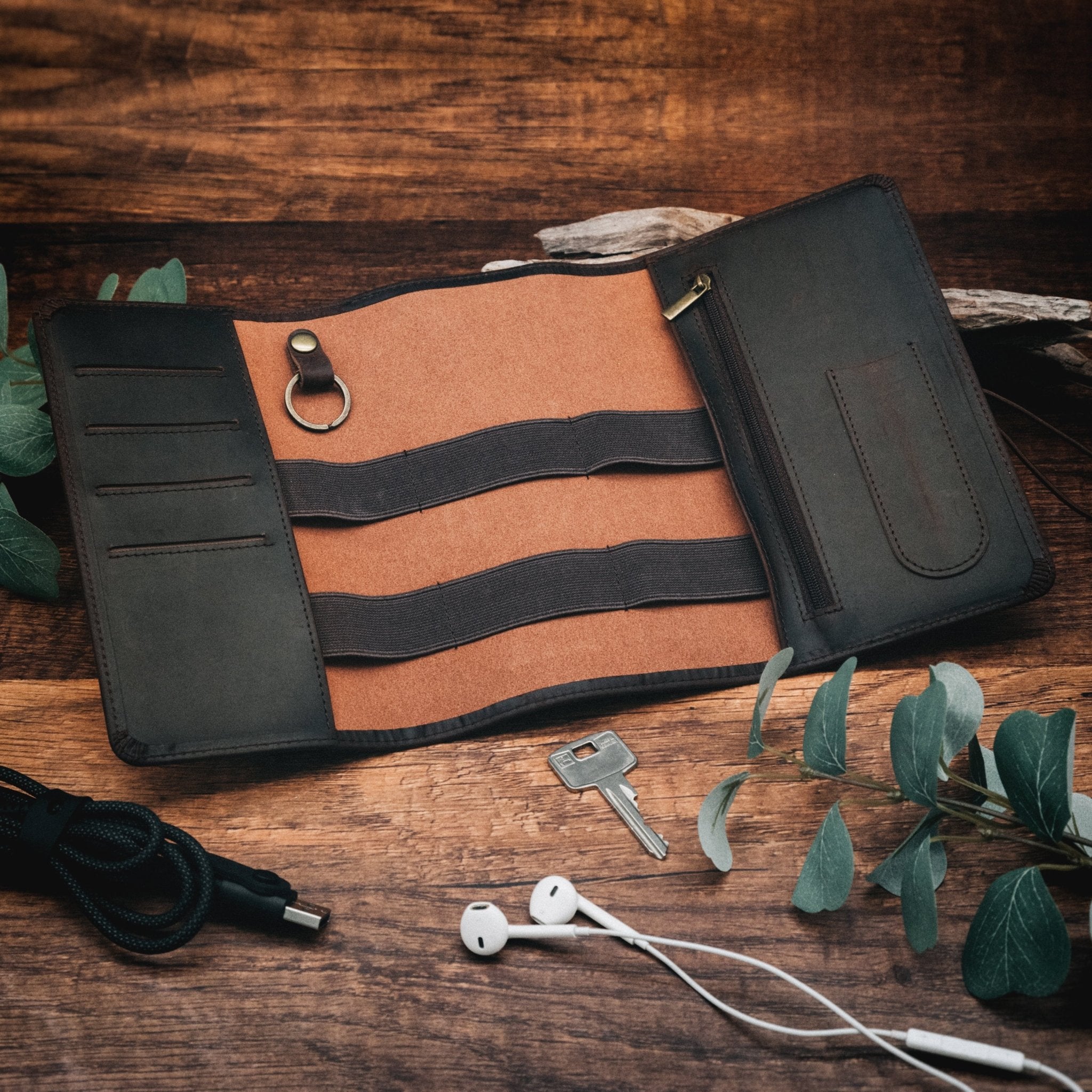 Kabelorganizer aus echtem Leder - Vintage Travel + Wunschname - Abenteuernah