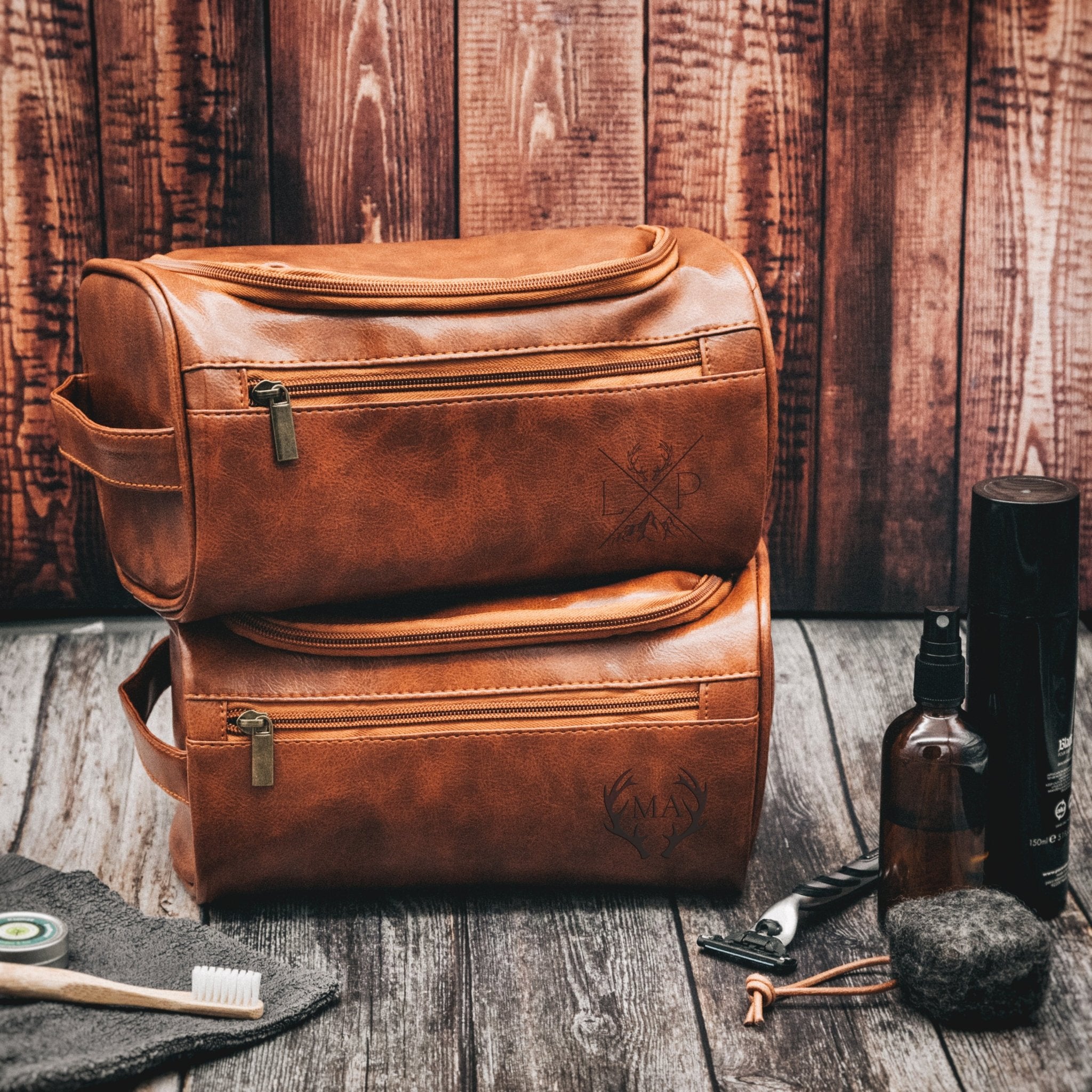 Leder Kulturbeutel - verschiedene Motive mit Namen oder Intitialen - Abenteuernah