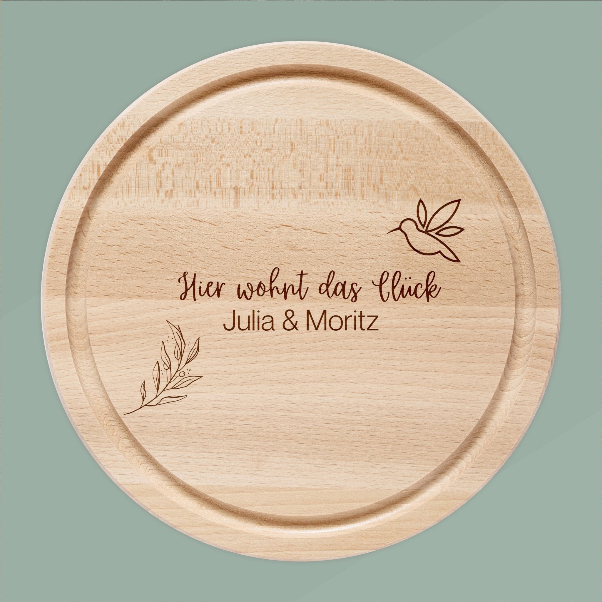 Rundes Holzbrett - Hier wohnt das Glück Namen - Abenteuernah