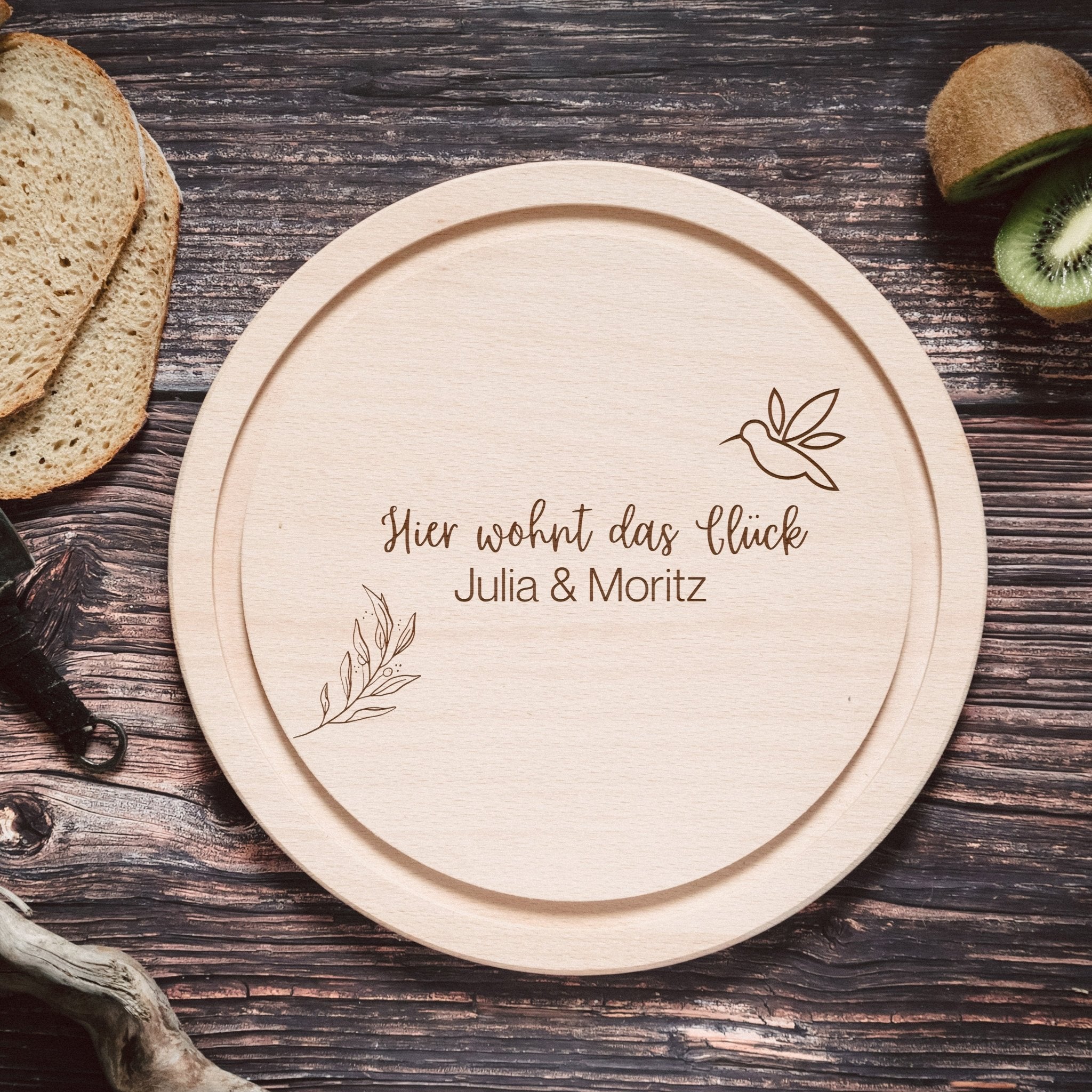 Rundes Holzbrett - Hier wohnt das Glück Namen - Abenteuernah