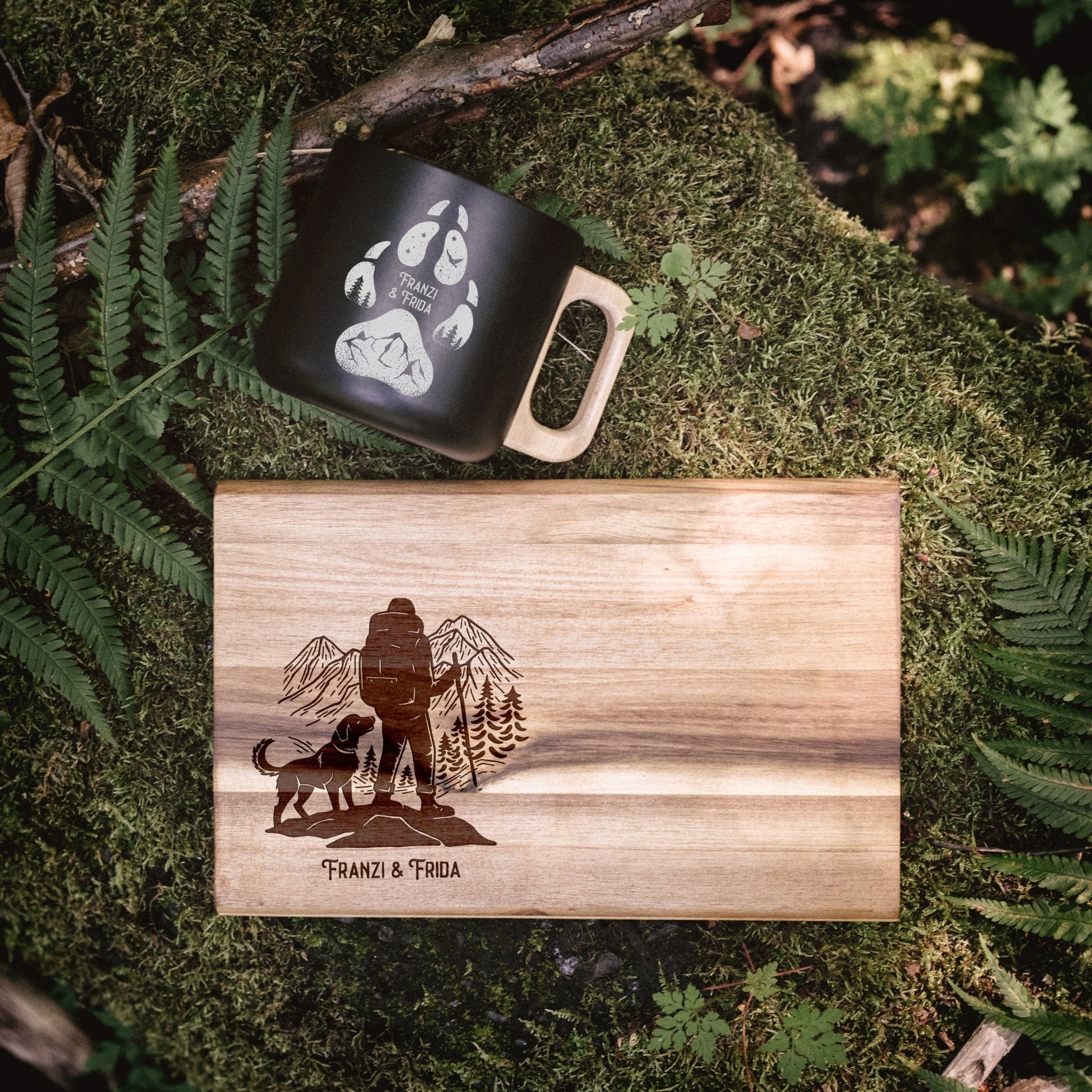 Set Frühstücksbrett Akazie und Edelstahltasse - Wanderer mit Hund - Abenteuernah