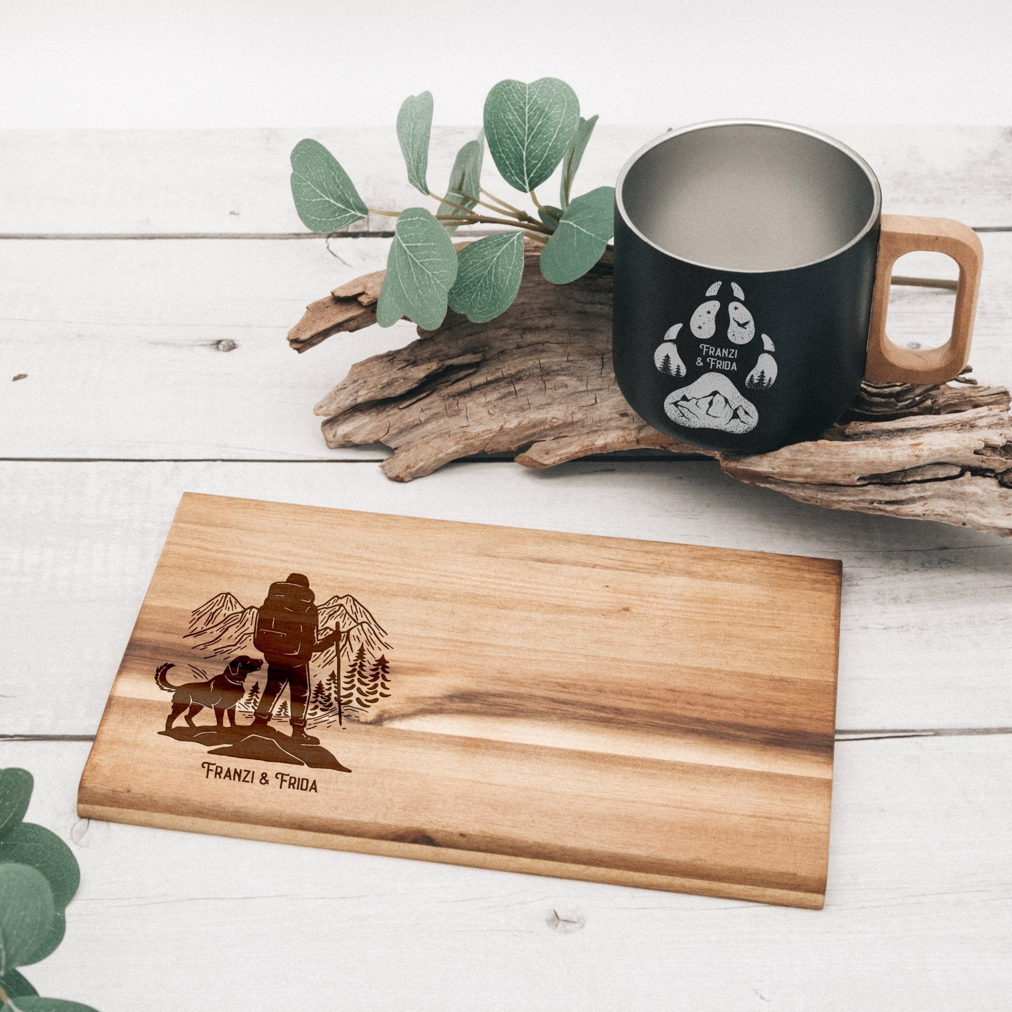 Set Frühstücksbrett Akazie und Edelstahltasse - Wanderer mit Hund - Abenteuernah
