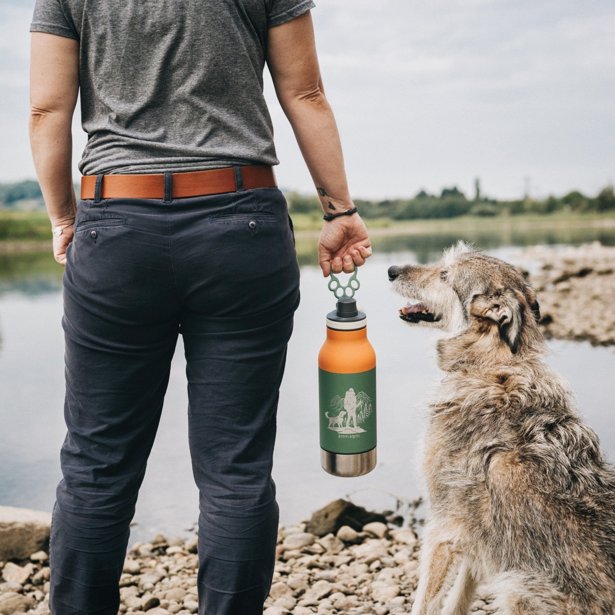 Trinkflasche Buddy - Wanderer mit Hund - Abenteuernah