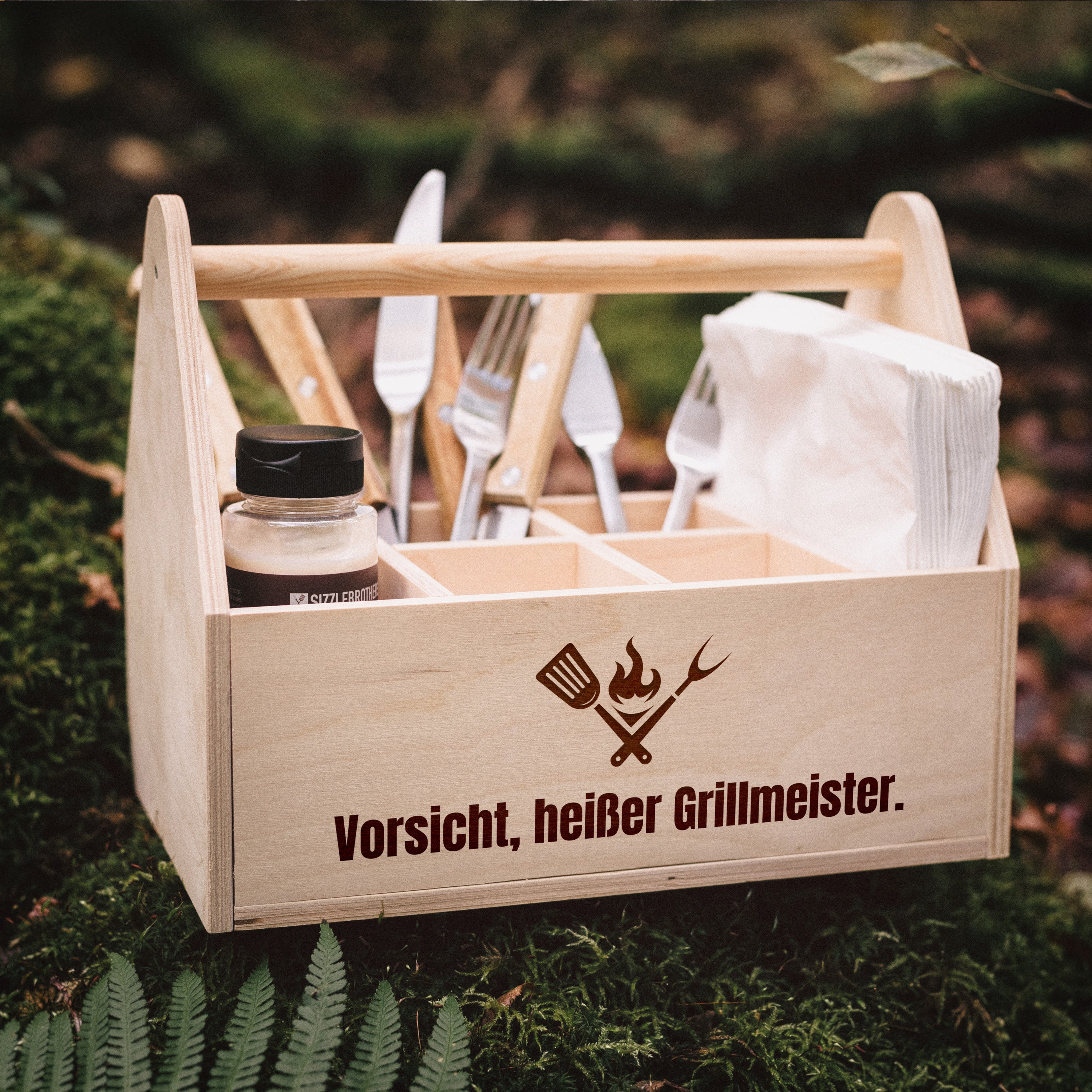 Grill-Caddy aus Holz - Vorsicht, heißer Grillmeister.