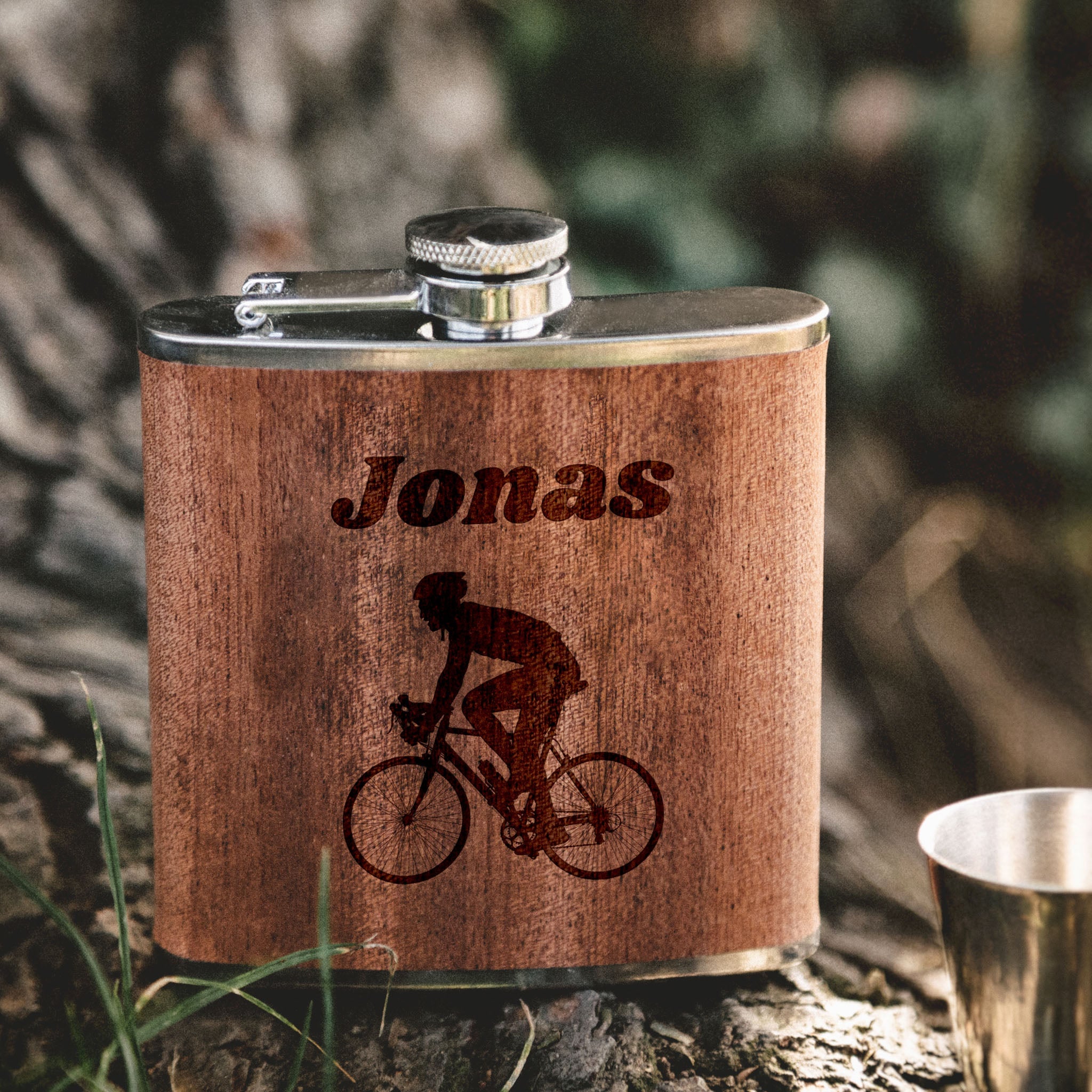 Flachmann personalisiert Holz - Fahrrad Fahrer - Abenteuernah