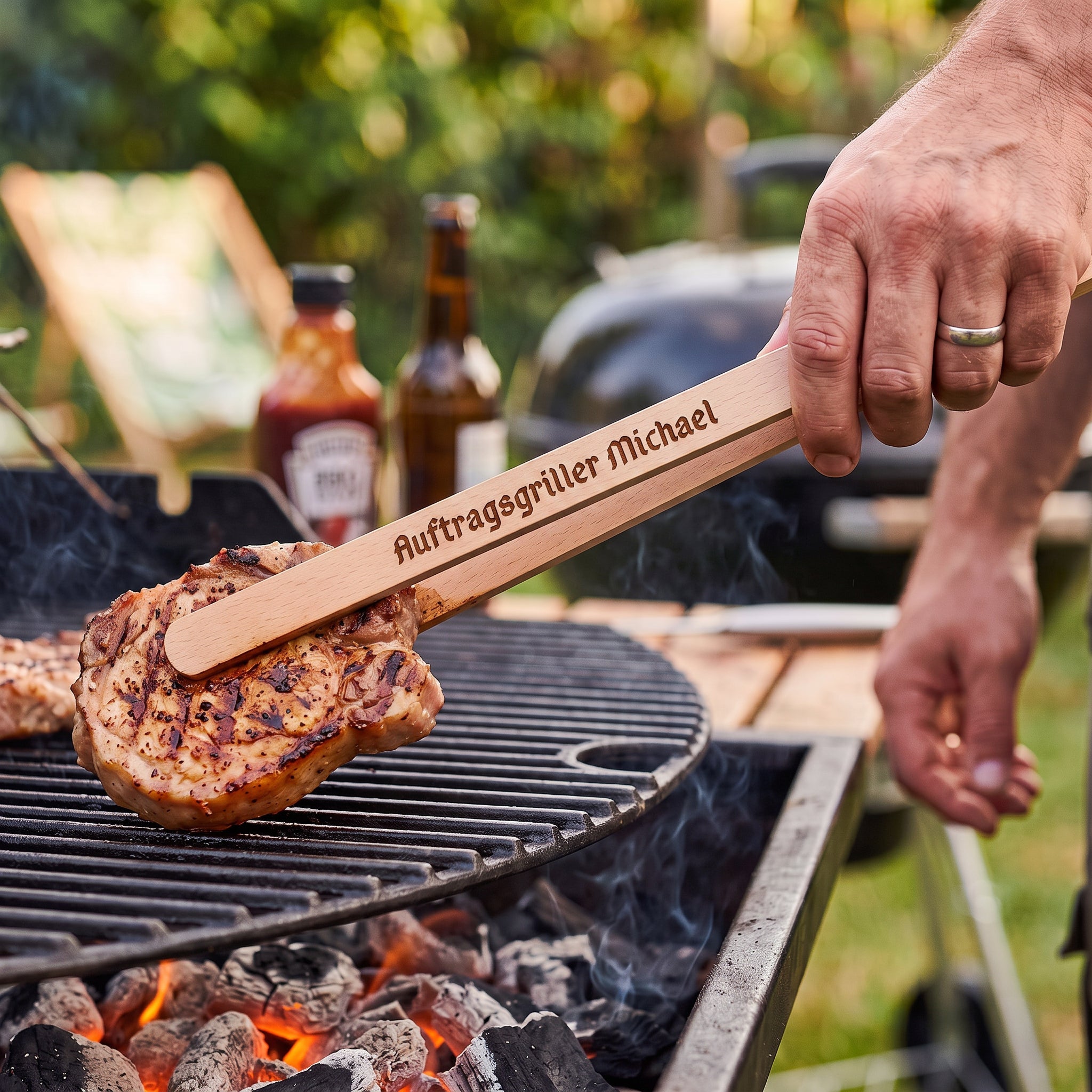 Grillzange Holz personalisiert - Auftragsgriller - Abenteuernah