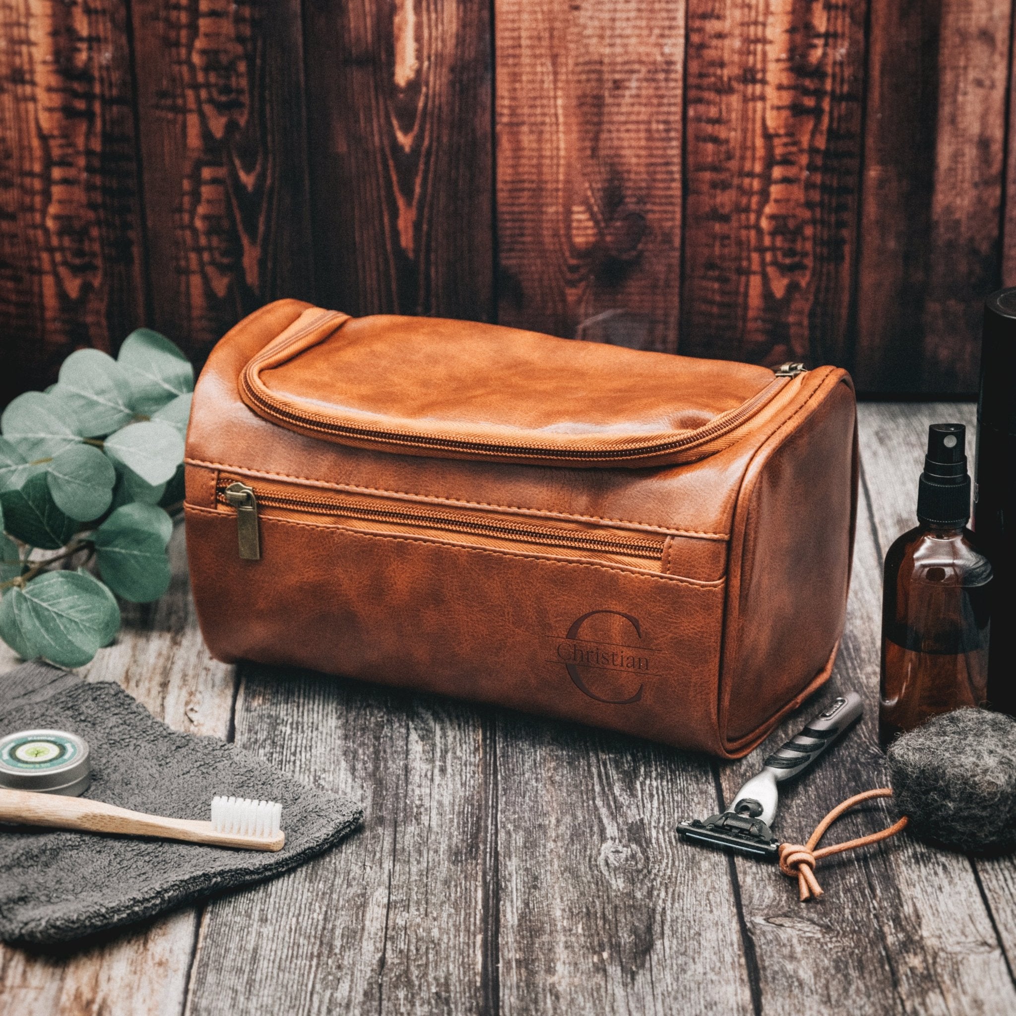 Leder Kulturbeutel - verschiedene Motive mit Namen oder Intitialen - Abenteuernah