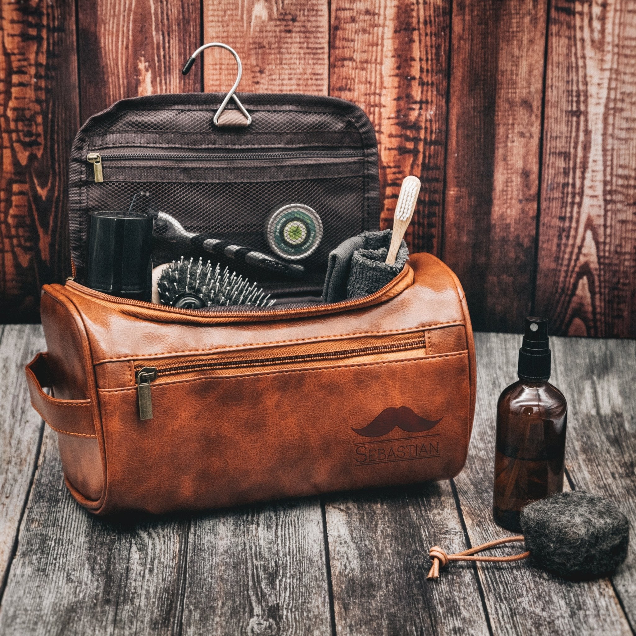 Leder Kulturbeutel - verschiedene Motive mit Namen oder Intitialen - Abenteuernah