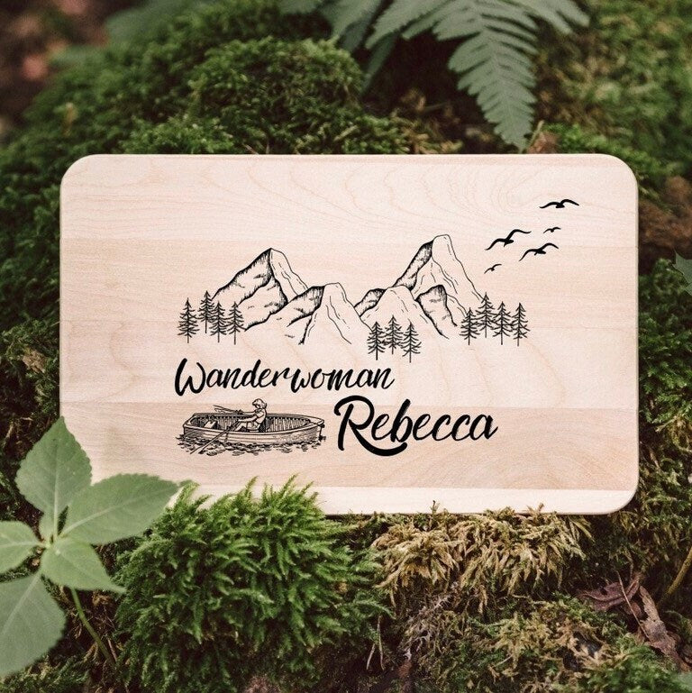 Wanderwoman, Holzbrett mit Gravur, Frühstücksbrett personalisiert, Holzbrett personalisiert, Geschenk Camper, Jausenbrett - abenteuernah